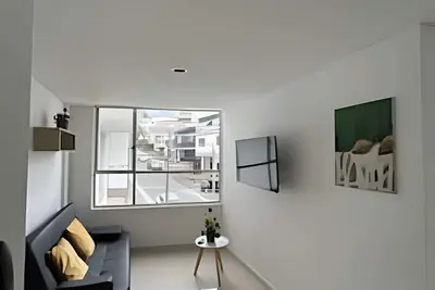 Image de Modern and Comfortable Near Cable Plaza