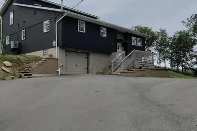Image de 5-bedroom house on open lot in Bentleyville with spacious kitchen and Lr.