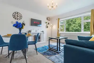 Image de Stylish 2-bed Rail Station Apt | City Centre | Sleeps 4 | Free Parking & Netflix