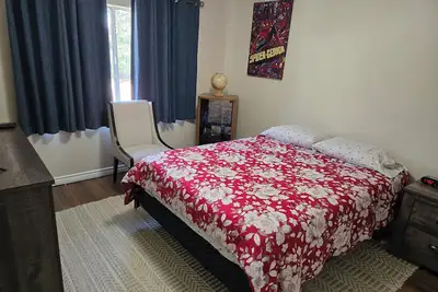 Image de 6 Miles to Disneyland / 5 Bedrooms and 3 Bathrooms/ Beautiful backyard with pond