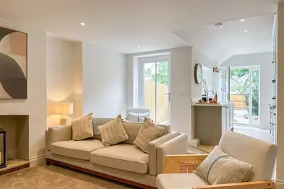 Image de Modern Canterbury Townhouse - Pets Welcome & Private Parking