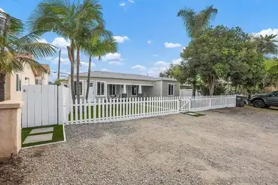 Image de A Charming Hidden Gem, two blocks to Moonlight Beach