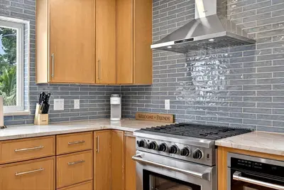 Image de Tropical meets luxury in this sun filled 2br 1. 5 bay home with new pool.