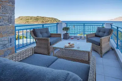 Image de New Seafront Villa with Rooftop Hot Tub, 50 m from the Beach