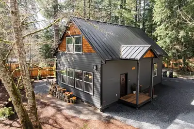 Image de Winter Sale! 5 mi to Park-Ev2-Private Hot Tub-King Bed-Well Equipped Kitchen