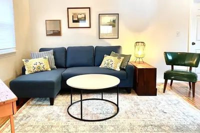 Image de Spacious and Centrally Located! Two Connected Apartments- Sleeps 12