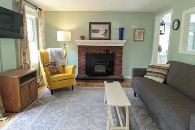 Image de Charming Classic Cape Cod Home steps away from John's Pond