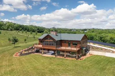 Image de Off grid geothermal & solar homestead bed & breakfast 1/2 hour north of Kc
