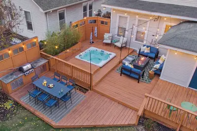 Image de Hot Tub & Game Room~ Private Cooper-Young Bungalow