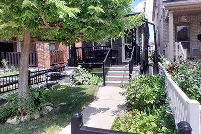 Image de Cozy bungalow home on main floor, ready for your stay.