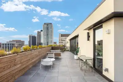 Image de Light-Filled Scandinavian Gem Steps from City Hotspots in Downtown Birmingham