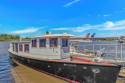 Image de Antique Tugboat on the Harborwalk