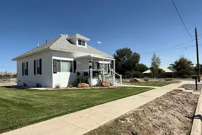 Image de Fully Remodeled Downtown Gem Modern Comfort 3 Bedroom Sleeps 8 Plenty of Parking