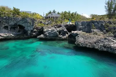 Image de Renovated Private Caribbean Waterfront Estate with Pool, Snorkeling, & Guest House