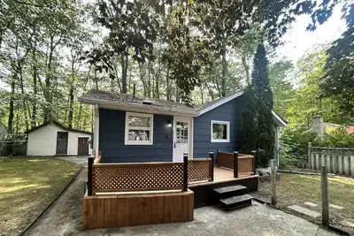 Image de Cozy beach bungalow with deck, Bbq, high-speed Wi-Fi & steps to the shoreline