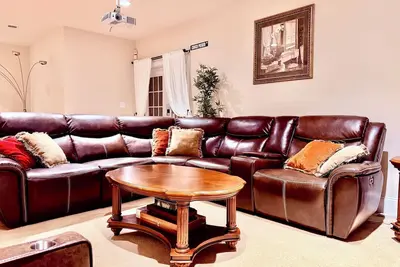 Image de Luxurious spacious suite w. private entrance 2 bedrooms f. bath f. kitchen gym!