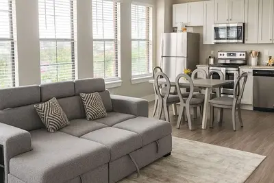 Image de Walk to Mercedes-Benz Stadium from your chic city-view Atlanta getaway