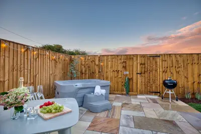 Image de Stylishly dog friendly with hot tub - The Mews at Sturt Farm Courtyard