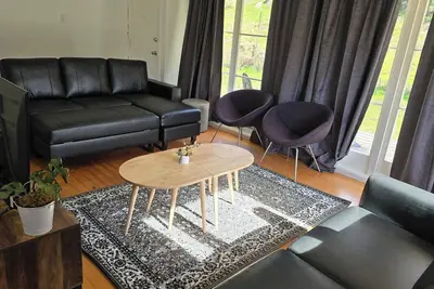 Image de Unique sunny space in natural setting. A lovely house & private access to river.