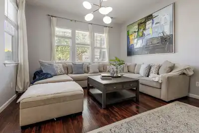 Image de New Reno Retreat / 72” Tv / Office / Patio Views