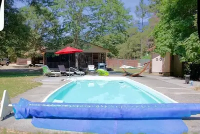 Image de Charming secluded 2-bedroom home in Hawkins Bar with pool and is pet friendly
