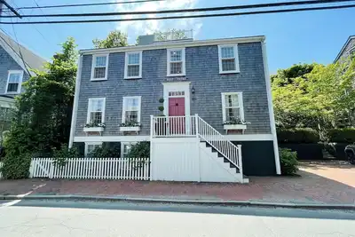 Image de BoutThyme is located in historic downtown Nantucket with modern amenities.