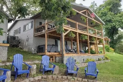 Image de Charming 3-bedroom house right on the Lake! ! ! !