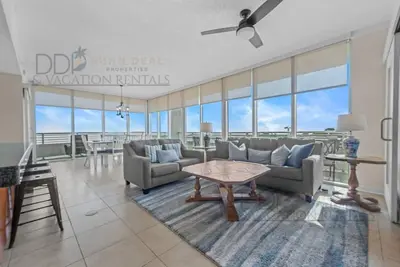 Image de Beautiful Two Bedroom Condo