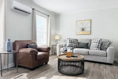 Image de Riverside A2 - Queen 2bd/1ba Apt near River