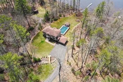 Image de Luxury 6br Catskills Retreat - Lakefront, Saltwater Pool, Home Theatre