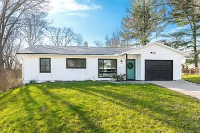 Image de Modern Home Near Iu Stadium