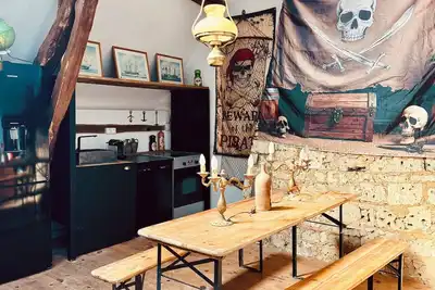 Image de La cachette des pirates / logement insolite Jacuzzi, films et pop corn!