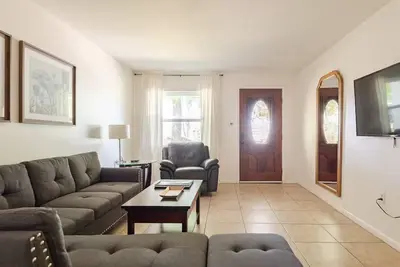 Image de Inviting home w/ big yard & walkable neighborhood! 3br/2ba