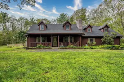 Image de Spacious Fam Retreat: Hot Tub, Fire Pit, Bbq