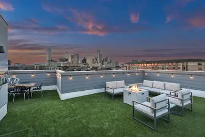 Image de 4story townhome with rooftop patio view of Skyline!