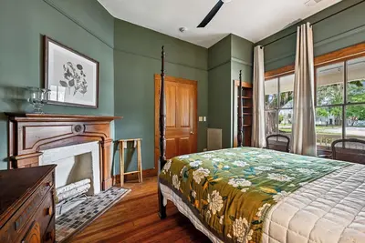 Image de Charming 3-bedroom cottage steps away from shopping, dining.