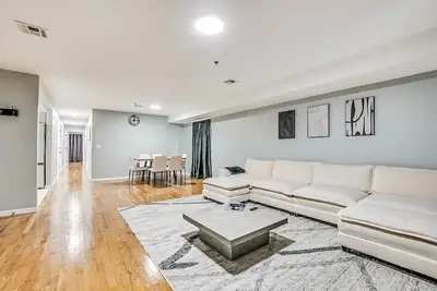 Image de Luxurious 3-Bedroom 2-Bath Minimalistic Apartment