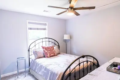 Image de Modern Retreat in West Midtown - Spacious 3br Home with Large Deck & Yard