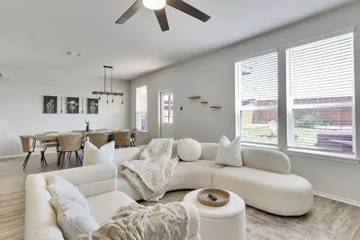 Image de South Austin Luxe Boho House 4br 2. 5ba With Spa, Pool & Ev Charger