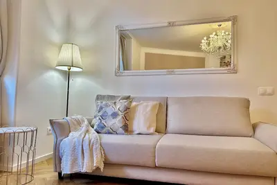 Image de Old Town Square 1 min. Renovated July 2025. 2br/2ba.