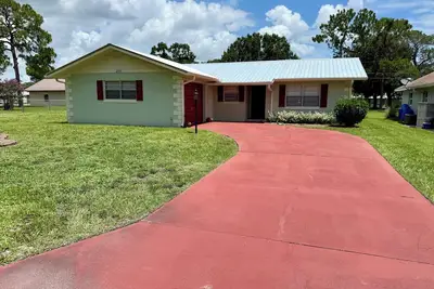 Image de Charming 2-bedroom home in beautiful Sebring with tranquil reading & work space.