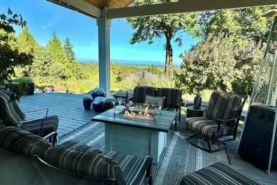 Image de Lovely 4 bedroom, 3 bath home with hot tub and stunning views of the Cascade Mt.