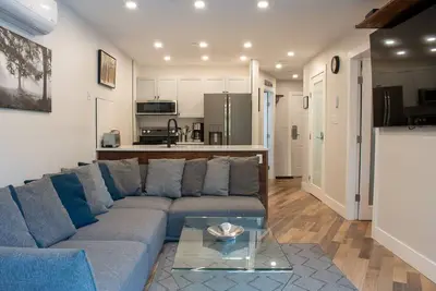 Image de 1br + Den | Village Location | Mountain Views | Private Balcony | Ac