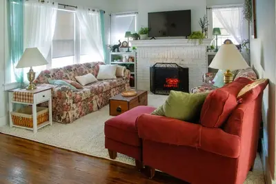 Image de Charming, central locale, 4br/2ba home-private deck, grill and yard-sleeps 10
