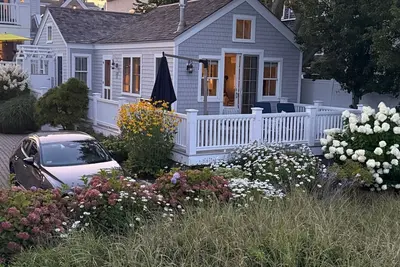 Image de Charming Beachfront 1 Bedroom, 1 Bath Cottage – Near West End. Stunning Views!