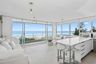 Image de Oceanview Apartment Steps from Main Beach
