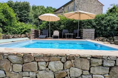 Image de Charmant appartement 1 chambre dans maison en pierre avec piscine, clim