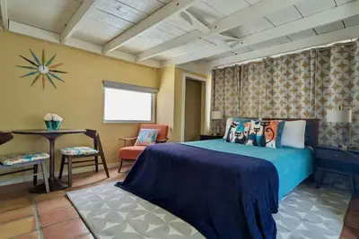 Image de Mid-century marvelous 1 bed, pets welcome!
