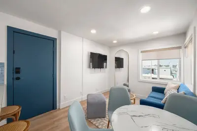 Image de Newly Remodeled 2-Br Top Floor Suite in Beachfront Building