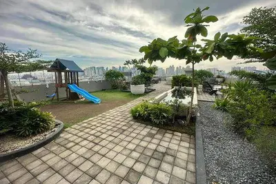 Image de Loft doré avec éclairage d'ambiance - Wi-Fi rapide, canapé moelleux